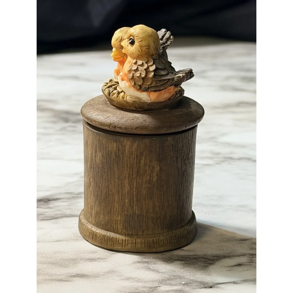TRINKET BOX WITH LID & 2‎ CUTE LITTLE BIRDS ON IT 2.5
